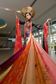 Chiếc áo được NTK Võ Việt Chung may từ 1000m vải với chất liệu truyền thống ba miền: Bắc, Trung, Nam. Áo được đính 2000 viên kim cương và các trang sức bằng vàng trang trí trên áo và khăn đóng.
